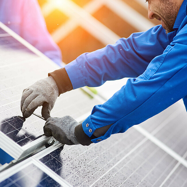 Handwerker installiert Photovoltaikanlage